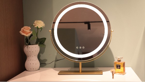 照亮美丽，绽放自信——LED化妆镜让你成为自己的美妆专家